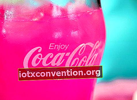 Gelas Coca-Cola berwarna merah muda neon