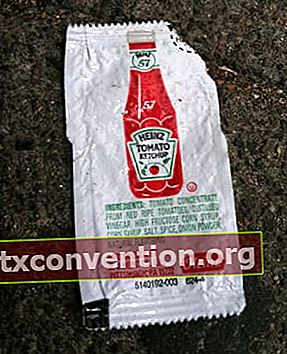 Påse med heinz-ketchup på golvet