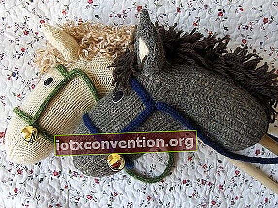 Kuda tongkat dibuat dengan kaus kaki anak yatim yang dikitar semula