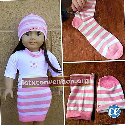 Einzelne Socke als Puppenoutfit recycelt