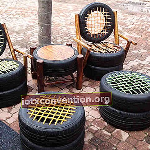 Reifen, die in Gartenmöbeln wiederverwendet werden