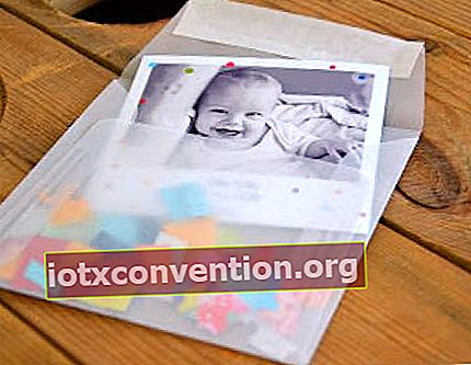 ett kuvert fyllt med konfetti för att meddela födelsen av en baby