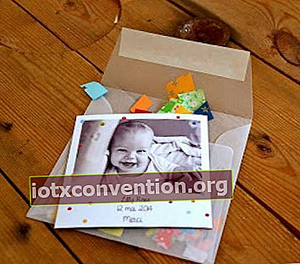 undangan yang dibuat dengan polaroid dan confetti