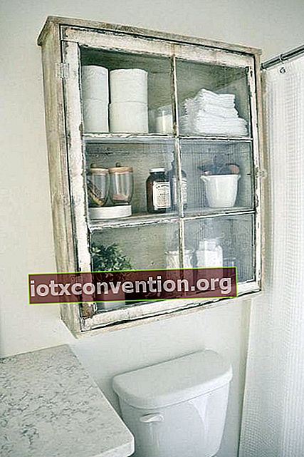 Ein Vintage-Glasschrank zur Aufbewahrung in der Toilette
