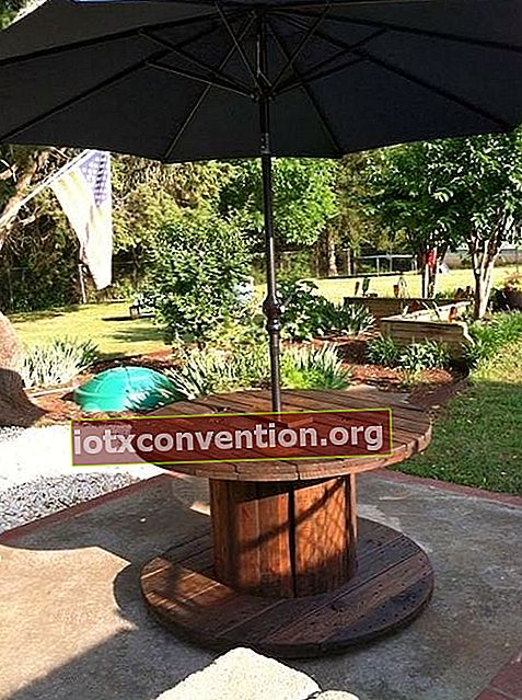 Tavolo da giardino con foro per ombrellone realizzato in bobina di legno