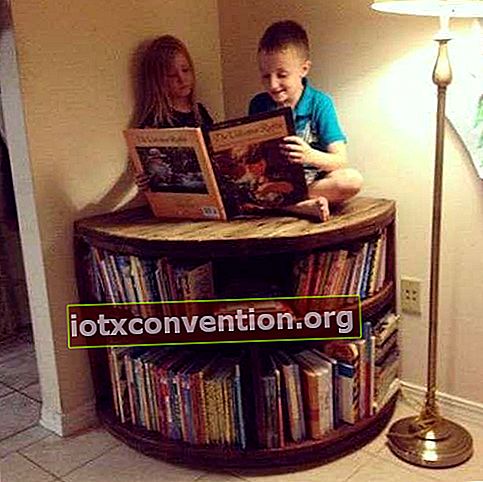 Due bambini su una lettura della bobina