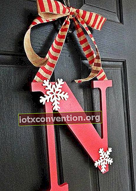 Schwarze Tür mit mehreren Weihnachtsartikeln verziert
