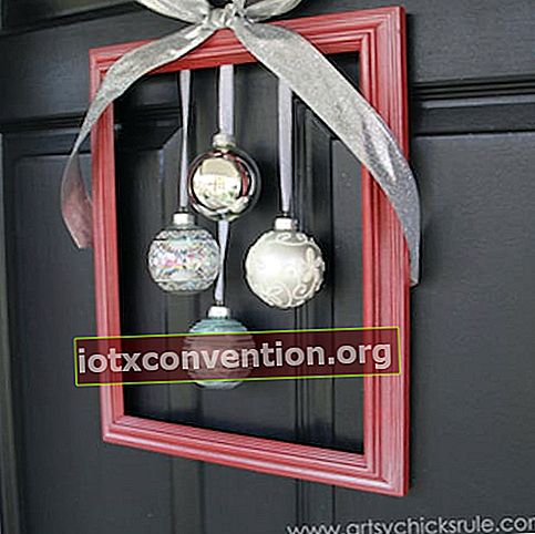 Rahmen an einer schwarzen Tür für Weihnachtsdekoration befestigt
