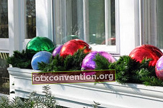 Mehrere Weihnachtsdekorationen vor dem Fenster eines Hauses