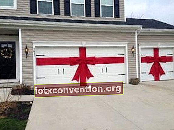 Weiße Garage zu Weihnachten mit einem großen roten Band dekoriert
