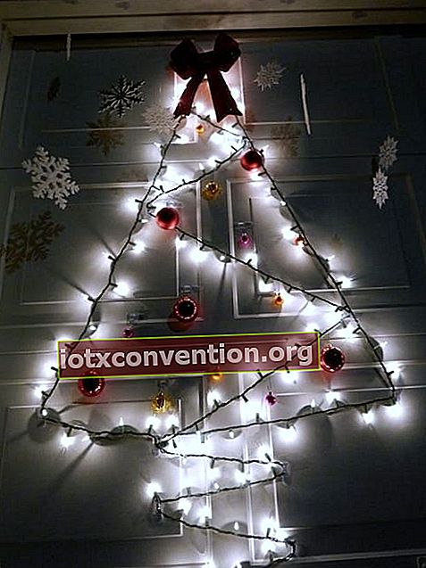 Albero di Natale luminoso con diverse decorazioni