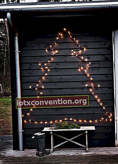 Beleuchteter Weihnachtsbaum, der an der Wand hängt