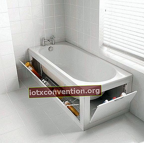Gunakan ruang di sekitar tab mandi untuk simpanan