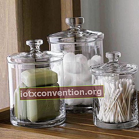 Gläser zur Aufbewahrung von Baumwolle und Wattestäbchen im Badezimmer