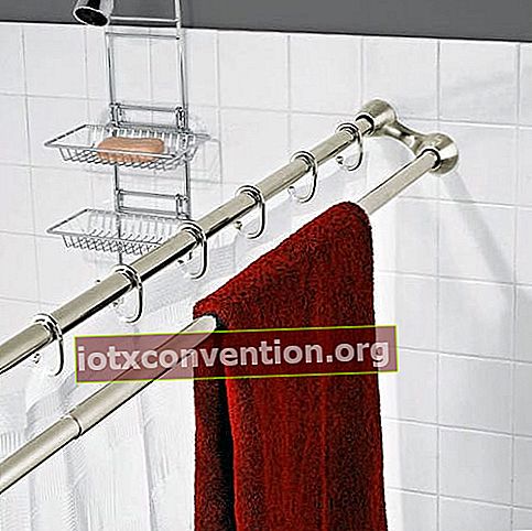Sebuah batang tirai ganda untuk juga mengeringkan handuk di kamar mandi