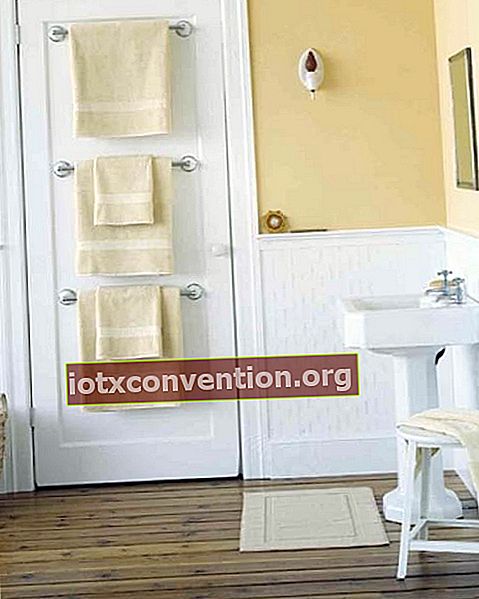 Handtuchhalter werden platzsparend hinter der Badezimmertür installiert