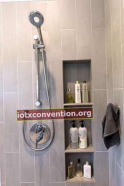 Una mensola integrata nella parete della doccia per risparmiare spazio e spazio