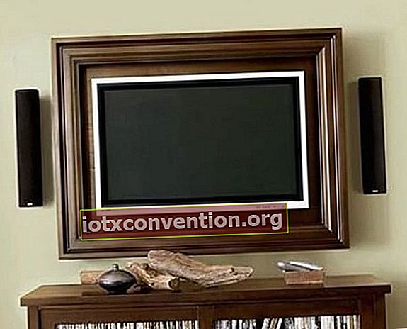 Ein hängender Fernseher, der in einem Rahmen hängt