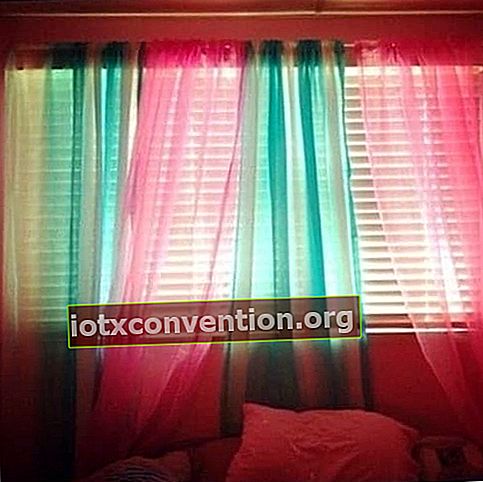 寝室の色付きの薄手のカーテン