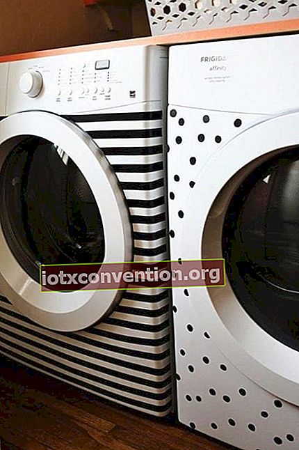粘着紙で改装された洗濯機と乾燥機