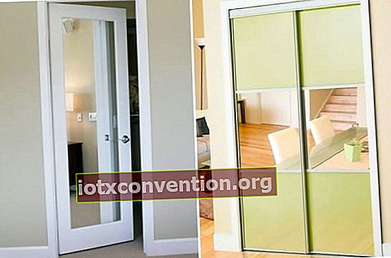 กระจกวางบนประตูและตู้เพื่อขยายห้อง