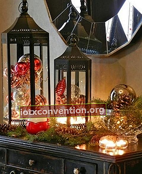 Lanterne su un tavolo come decorazione natalizia