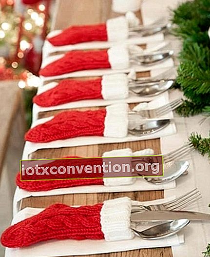 テーブルのクリスマスの下部にある安い装飾