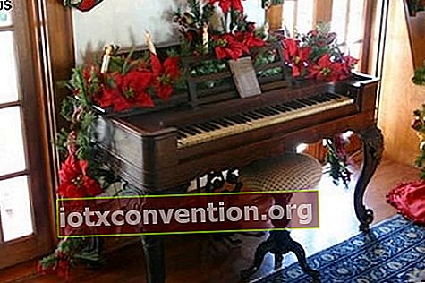 Decora il pianoforte di Natale