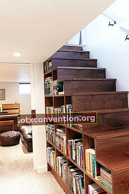 eine Bibliothek unter einer Treppe installiert