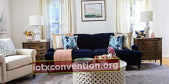 vardagsrum med en blå sammet soffa