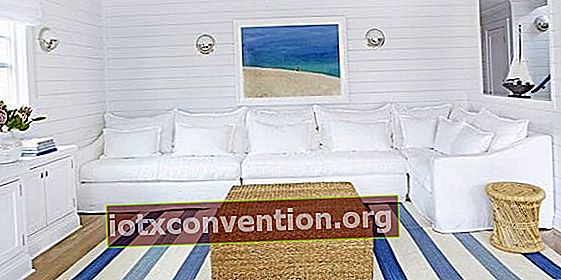 En lounge med strandstil och vit dekoration