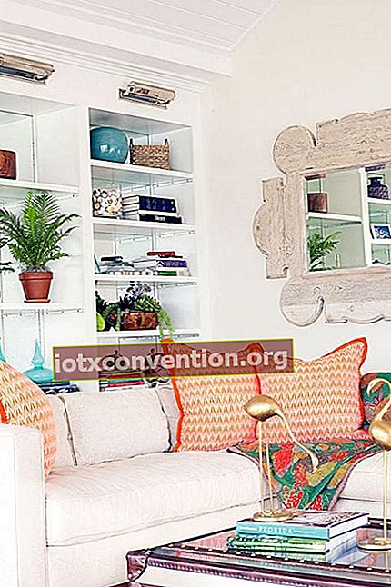 Wohnzimmer mit Kissen und mehreren hellen Farben