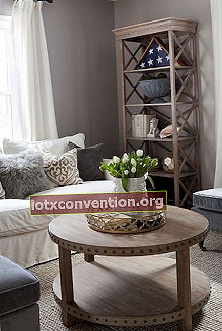 Un mini soggiorno con un colore grigio nella decorazione