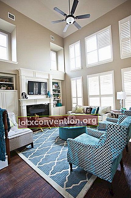Vardagsrum med beige tonade väggar och blå möbler