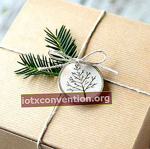 크리스마스 선물을 장식하는 나무 통나무