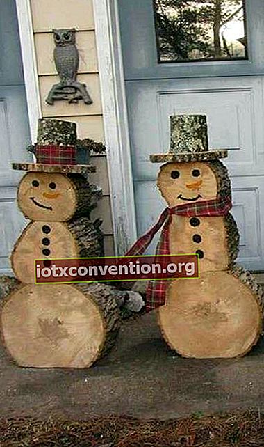ตุ๊กตาหิมะกลางแจ้งสองตัวทำด้วยท่อนไม้