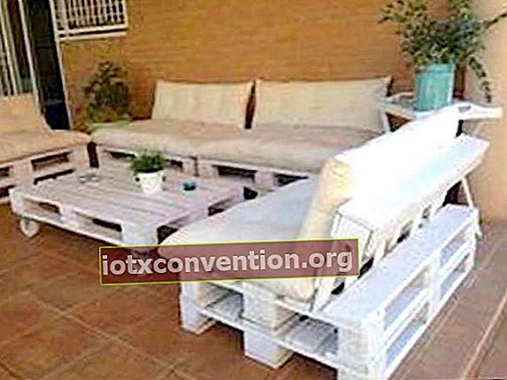 白い庭のソファを作るための白いパレット