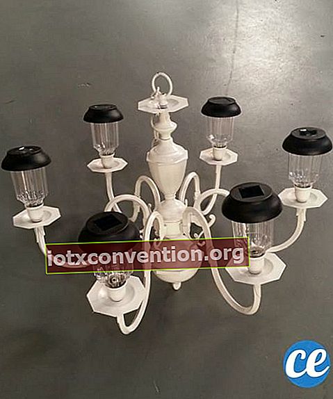 Lampu gantung chandelier diubah menjadi lampu tenaga surya