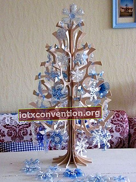 hiasan pohon natal yang terbuat dari plastik