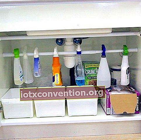 Placera plastlådorna framför under diskbänken