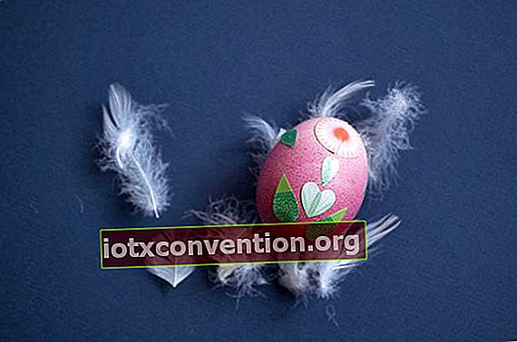 decorare le uova di Pasqua con adesivi
