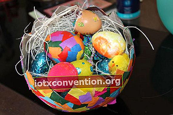 decorare le uova di Pasqua con i bambini