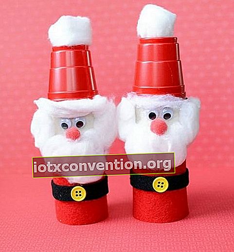 Due Babbo Natale rosso realizzato con rotoli di carta igienica e tazze