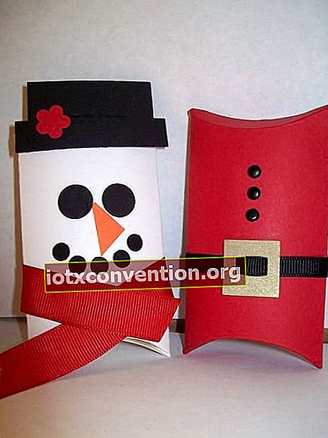 2 cofanetti regalo realizzati con rotoli di carta igienica verniciati in rosso e bianco