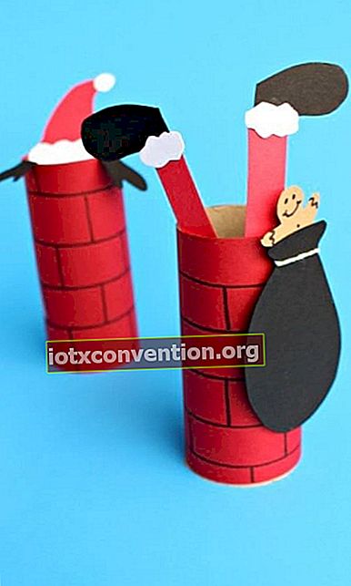 Der Weihnachtsmann betritt einen Kamin, der mit einer Rolle bemaltem Toilettenpapier gemacht wurde