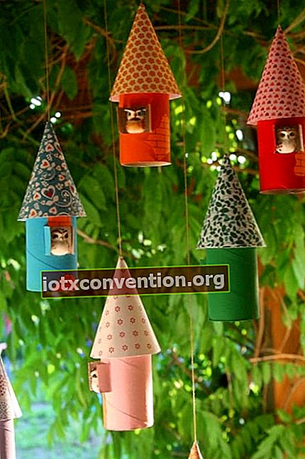 4 små fågelbon hängande i ett träd med dekorerade toalettpappersrullar