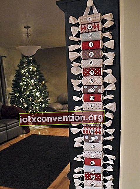 Kalender Advent yang terbuat dari gulungan kertas toilet yang dibungkus dengan bungkus kado