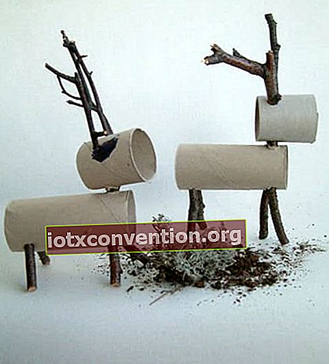 2 rusa dibuat dengan gulungan kertas toilet dan ranting kecil untuk kayu