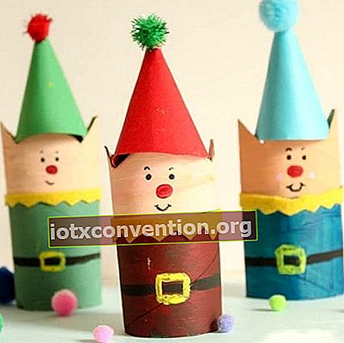 3 elf dengan topi dibuat dari gulungan kertas toilet yang dicat