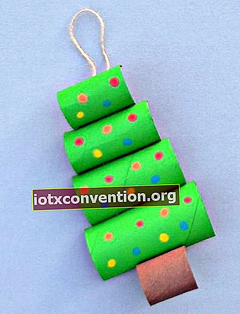 トイレットペーパーのロールで作られた木を表すクリスマスの吊り下げ装飾